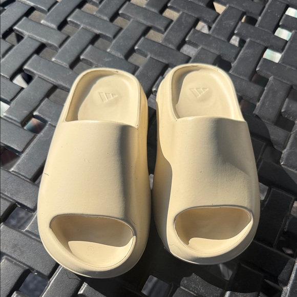 Adidas Yeezy Slide Bone – Size 5 – Originals with Box & Tag - Picture 1 of 8